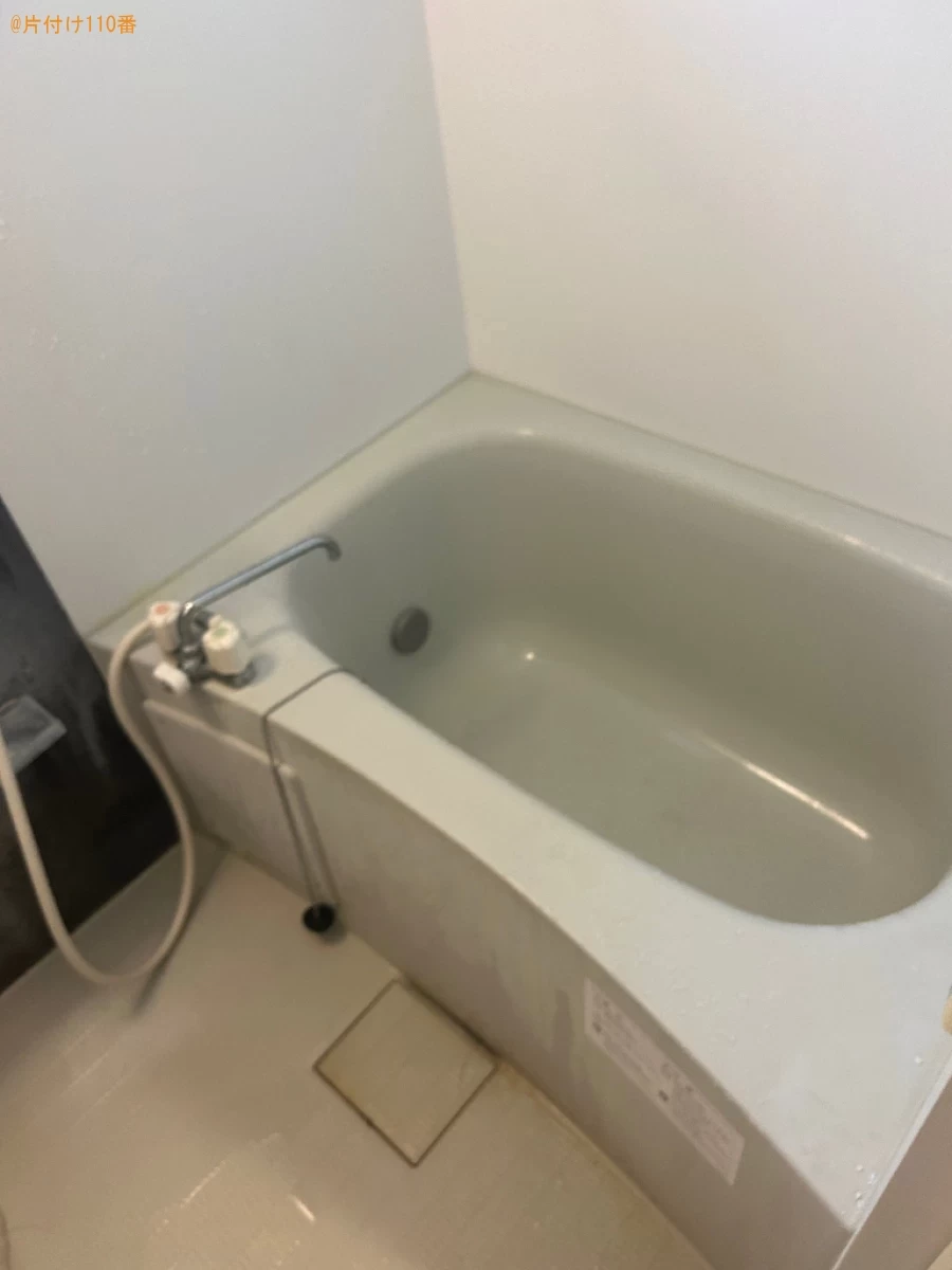 【昭島市美堀町】洗濯機の脚のずれを直す、浴槽の排水を改善する作業