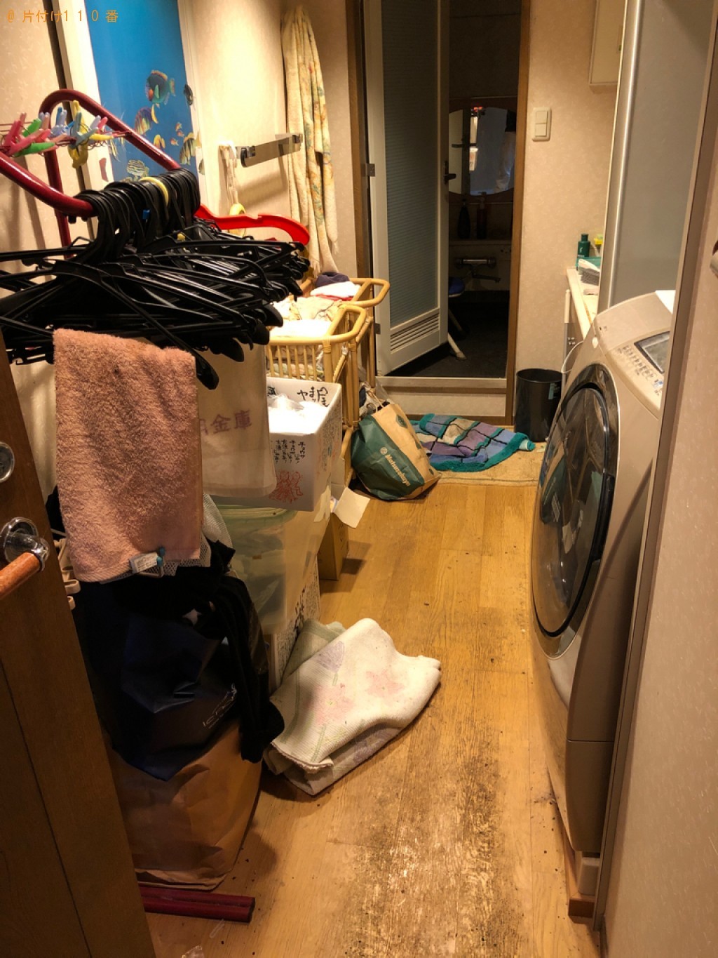 マッサージチェア、椅子、テーブル等の回収とトイレクリーニング
